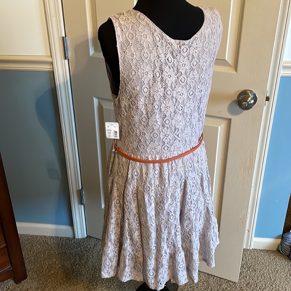 NWT Adorable size XL taupe colored dress with belt - Picture 3 of 3